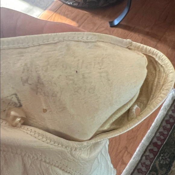 Vintage Sophisticated White Leather Gloves - Picture 9 of 14